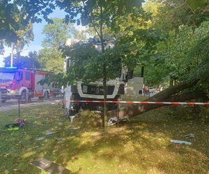 Ciężarówka staranowała barierki i uderzyła w drzewo 