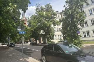 Zmiany na Kopernika. Kierowcy parkują na jezdni