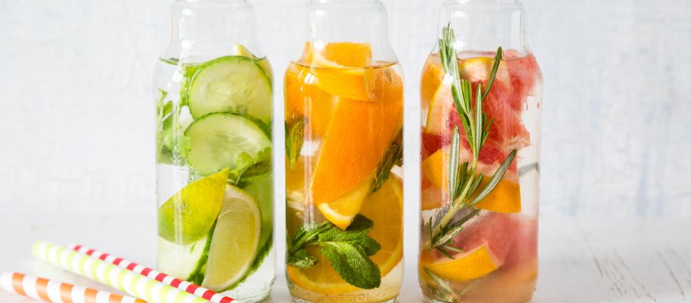 Wody smakowe, przepis na domowe orzeźwienie