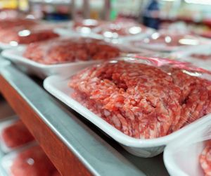 Opakowanie z jedzeniem „spuchło”? Ekspert wyjaśnia, czy nadaje się jeszcze do spożycia 