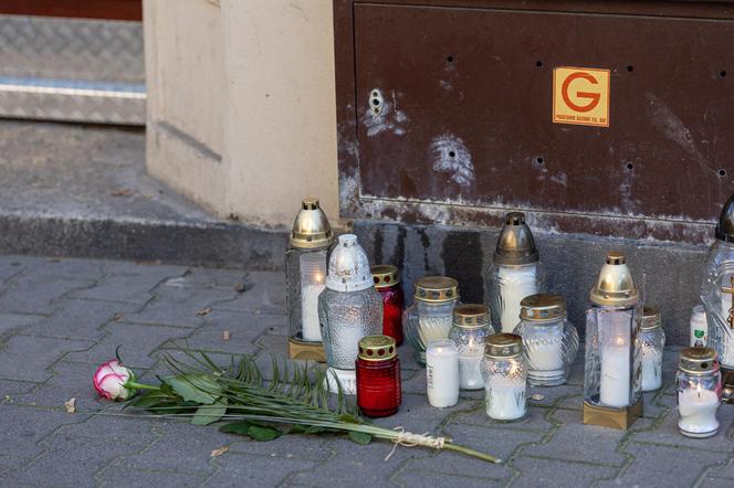 Atak na przedszkolaków w Poznaniu. 71-latek zabił 5-latka. Na miejscu zbrodni płoną znicze