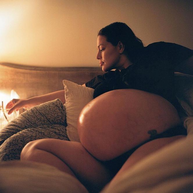 Ashley Graham trzy miesiące po ciąży. Odważne zdjęcia modelki plus size