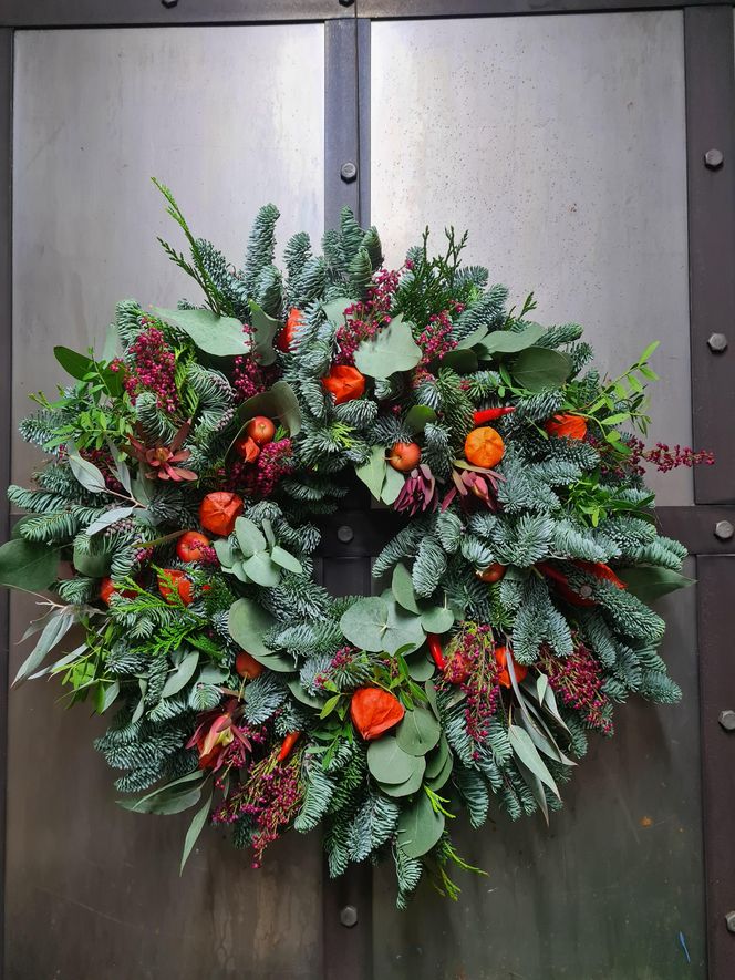 Chryzantemy wciąż drogie? Ekspert od kwiatów wyjaśnia, dlaczego ceny rosną i jak udekorować grób bez przepłacania