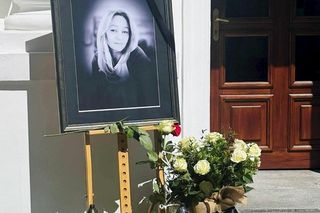 Uniwersytet Warszawski w żałobie. Przed budynkiem wystawiono zdjęcie zabitej 53-latki
