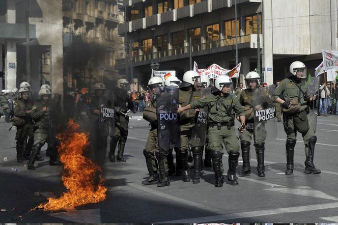 Grecja: Kamienie i butelki z benzyną lecą w stronę policji