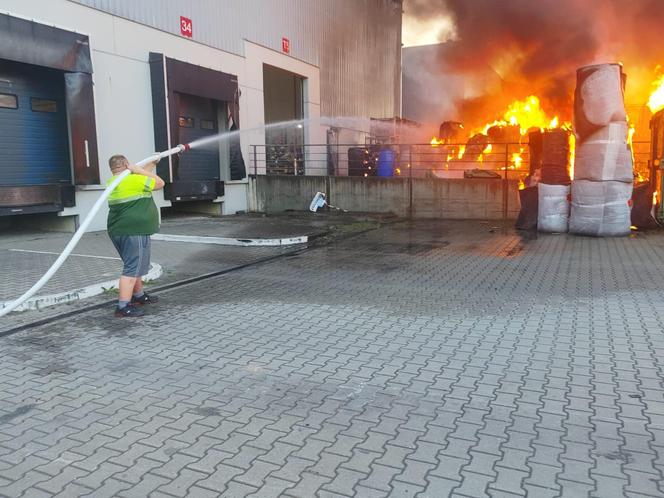 Pożar kontenerów z plastikam w Tychach