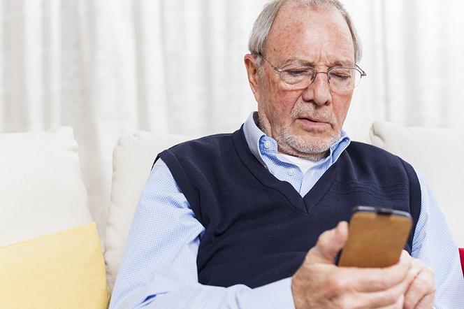 Senior korzystający ze smartfona