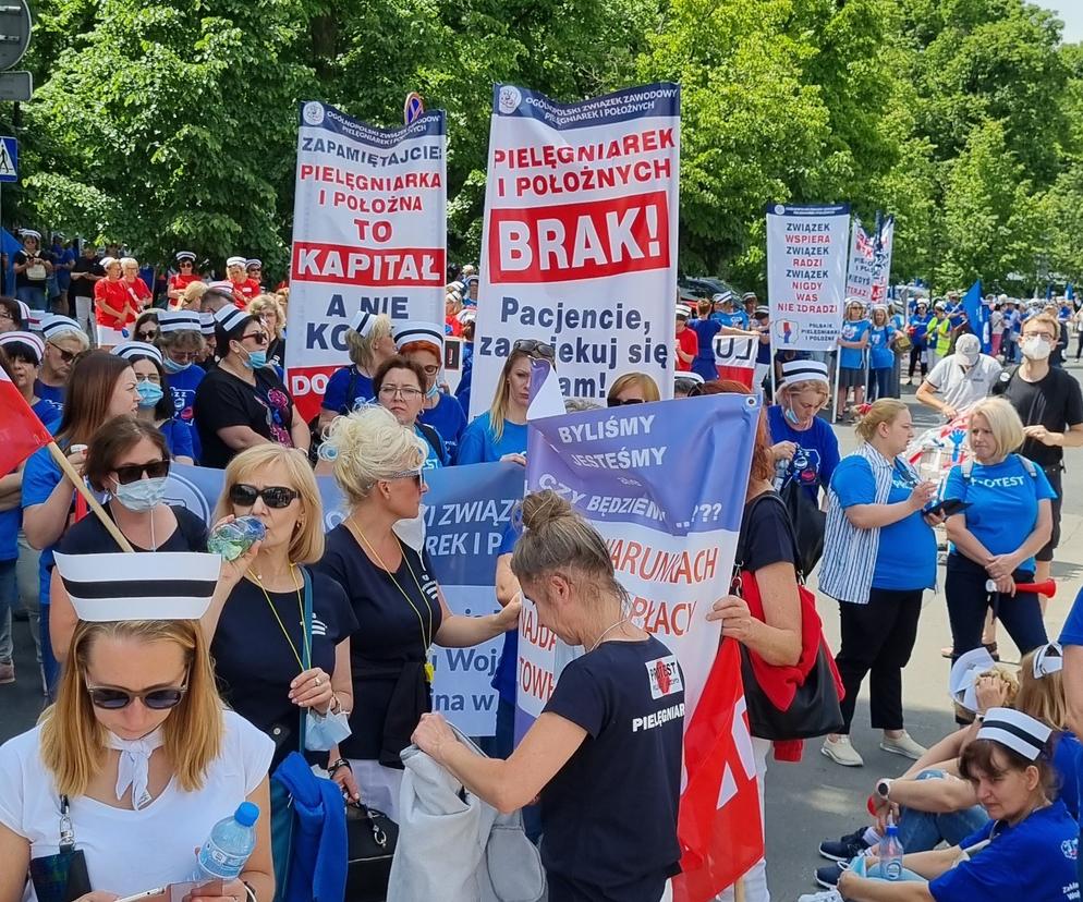 Manifestacja pielęgniarek w Warszawie 22-23.06. Czego się domagają?