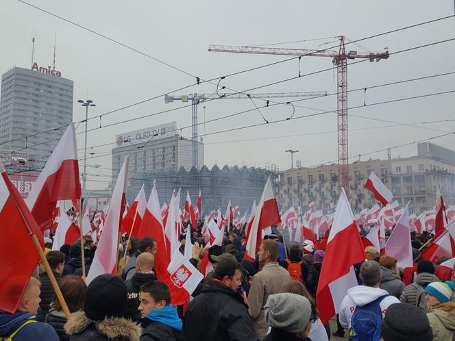 Wspólny biało-czerwony marsz na ulicach Warszawy [ZDJĘCIA]
