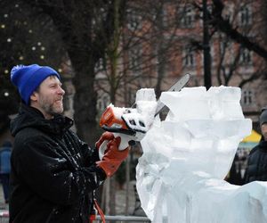 Rekordziści Guinnessa w rzeźbieniu w lodzie na przemyskim jarmarku świątecznym