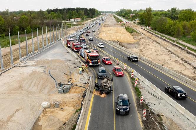 Jeepem wylądował na dachu. Poważny wypadek na S7 pod Warszawą, kierowca był pijany