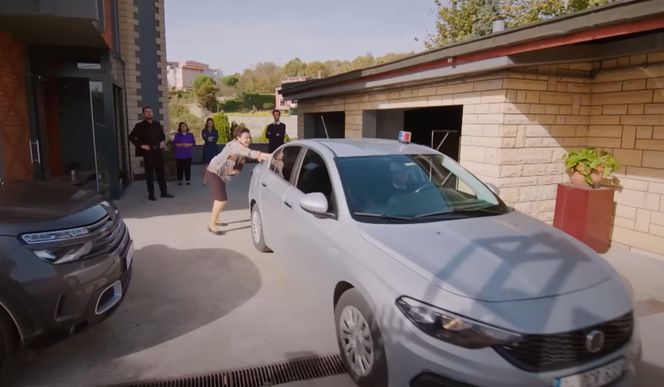 W domu zjawi się policja i zakuje ją w kajdanki.