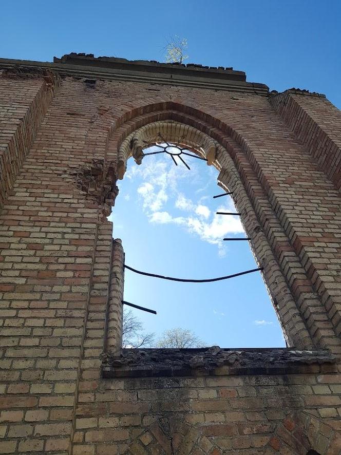 Zwiedziliśmy zabytkowe ruiny kościoła w Jałówce. Poznaj historię wyjątkowego miejsca [ZDJĘCIA]