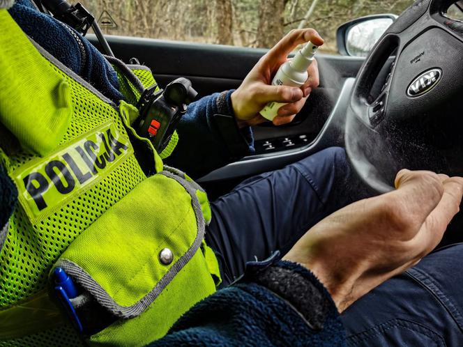 #ZostańWDomu. Policjanci sprawdzają, czy mieszkańcy przestrzegają kwarantanny