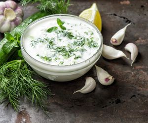 Tzatziki: co to jest? Przepis na sos grecki