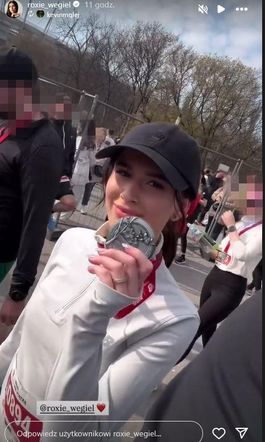 Roxie Węgiel  biega z Kevinem