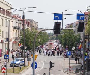 Boże Ciało 2024. Tłumy wiernych przeszły w procesji ulicami Białegostoku