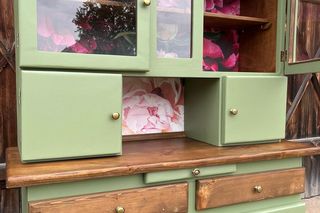 Renowacja starych kredensów