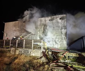   Pożar hali w Dobrym Mieście. Z ogniem walczyło ponad 60 strażaków [ZDJĘCIA]