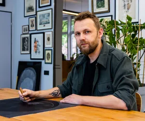 Nasze spotkania: artysta Karol Pomykała w swojej pracowni litograficznej