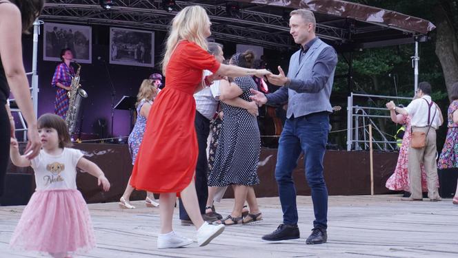 Sielanka na parkiecie w Muzeum Wsi Lubelskiej pod gołym niebem! Za nami kolejna potańcówka w rytmie miejskiego folkloru z Warszawy i Lwowa