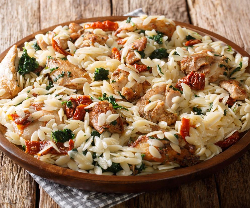 Obłędne orzo z kurczakiem – kremowe danie jednogarnkowe, które zrobisz w pół godziny