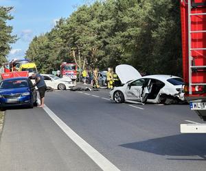 Poważny wypadek pod Legionowem. Zderzenie czterech aut w Nieporęcie. Pięć osób poszkodowanych, jedna zginęła na miejscu