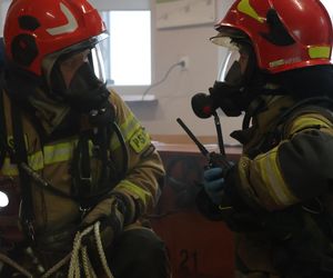 Chorzów: Ogień na poddaszu bloku. Śledczy badają motyw