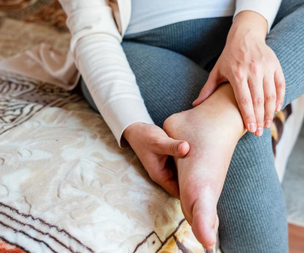 Stopy rosną w ciąży? Ten hormon odpowiada za „mamusiowe stopy”