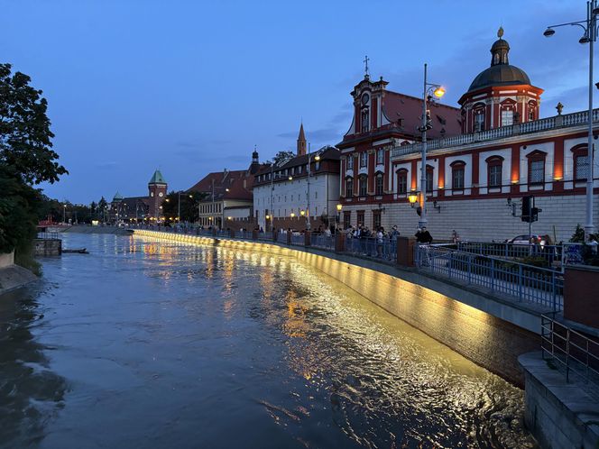 Wrocław szykuje się na powódź. W centrum wszędzie leżą worki z piaskiem