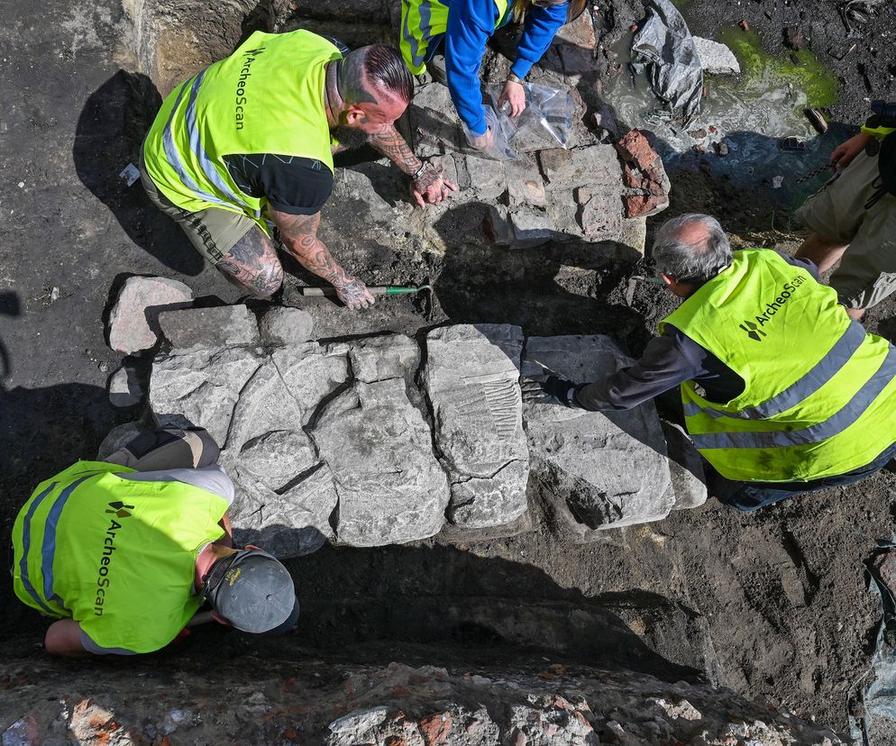 To najbardziej medialne znalezisko archeologiczne tego sezonu. Archeolodzy wydobyli płytę z XIII wieku