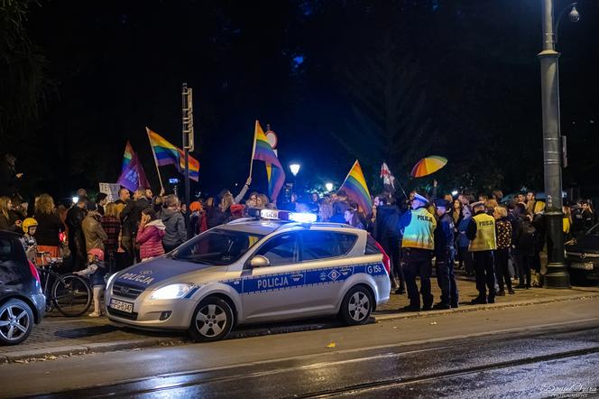 Tańczący protest pod krakowską kurią