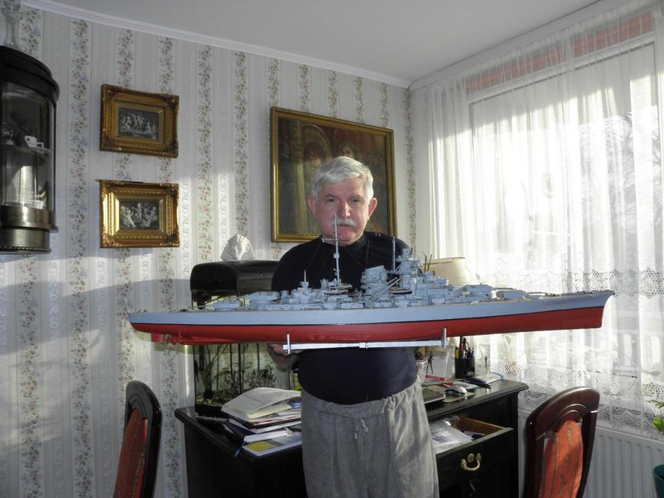 Model pancernika „Bismarck”  w skali 1:200 złożony przez Zbigniewa Szulca