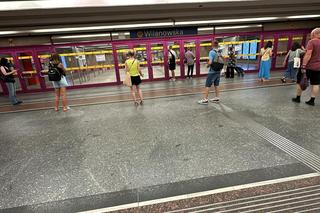 Dlaczego metro w Warszawie nie kursuje? Pociągi odwołane. Utrudnienia w kursowaniu pociągów linii M1