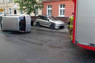 Kolizja na ulicy Śląskiej w Bydgoszczy! Jedno z aut wylądowało na boku [ZDJĘCIA]