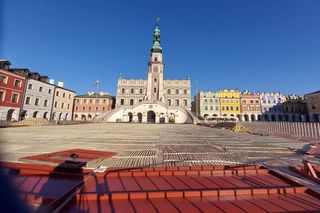 Przed ratuszem w Zamościu trwają dalsze prace przy budowie lodowiska