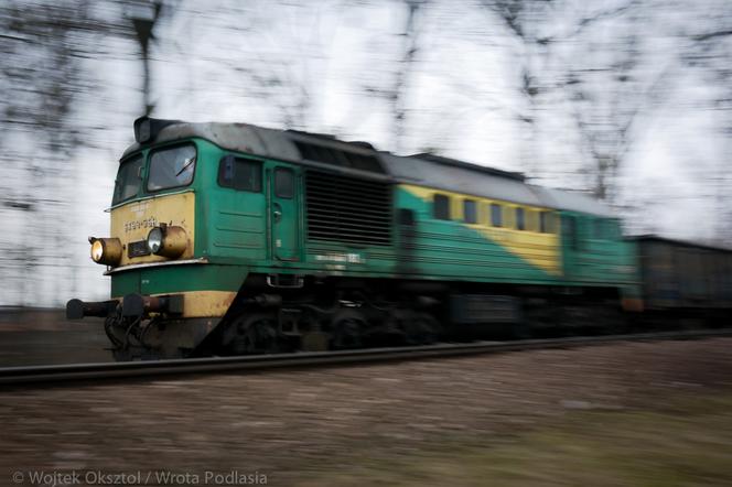 Białystok: Kierowca daewoo uderzył w pociąg towarowy. Miał przy sobie broń i narkotyki