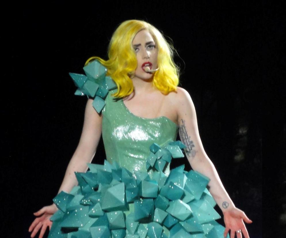 Lady Gaga dostała wyjątkowy prezent z Warmii. To niecodzienna kreacja... z drewna!