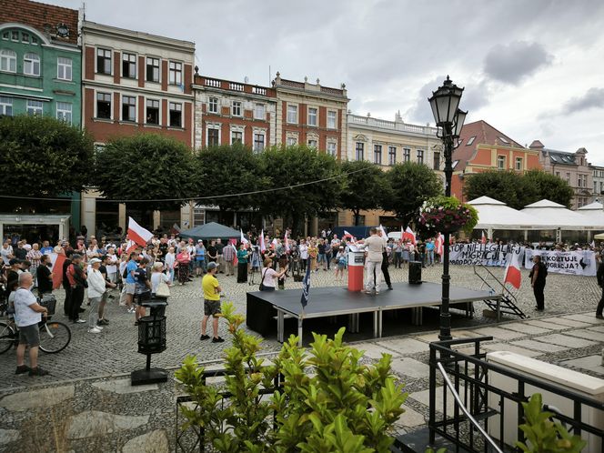 Manifestacja pod hasłem "Sto nielegalnej imigracji" w Lesznie