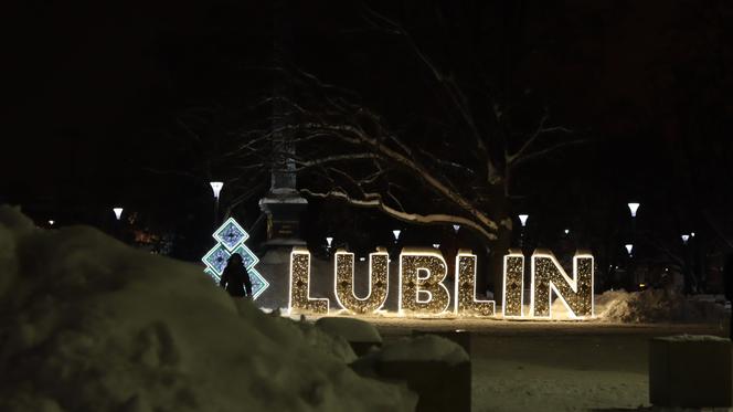 Lublin wieczorową porą. W mieście świąteczne ozdoby i hałdy śniegu. Zobacz zdjęcia!