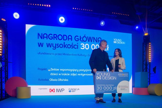 Laureatką głównej nagrody, stypendium im. prof. Wandy Telakowskiej w wysokości 30 000 zł, została: Oliwia Olbińska za projekt „Zestaw wspomagający pozycjonowanie dzieci w trakcie zdjęć rentgenowskich”