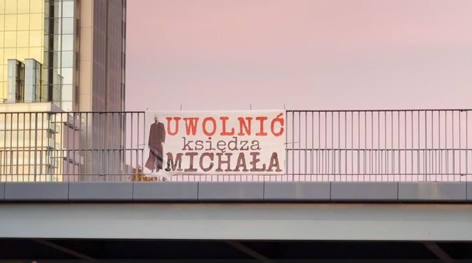 Banery na kładkach w Warszawie. "Uwolnić księdza Michała"