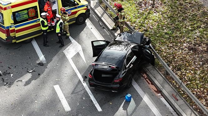 Kluczowa droga w Warszawie zablokowana. Poważny wypadek na Wisłostradzie