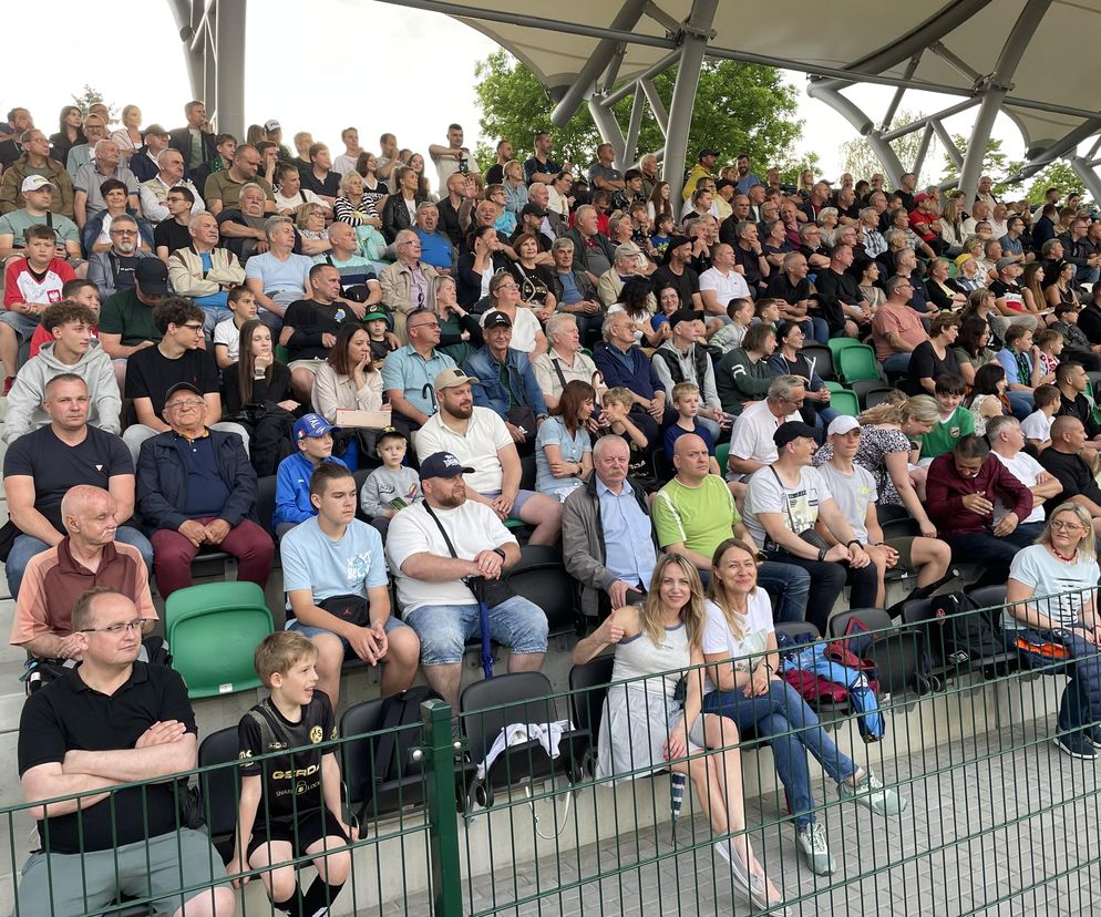 Kibice na otwarciu stadionu w Starachowicach