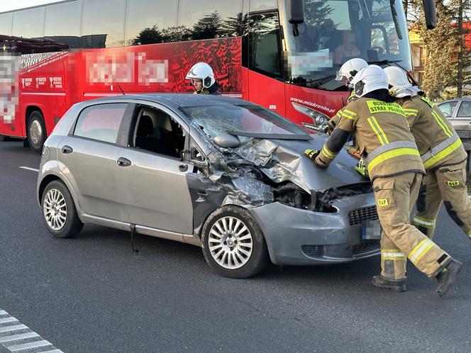  "Siódemka" sparaliżowana po potwornym zderzeniu. Pasażerowie są zakleszczeni 