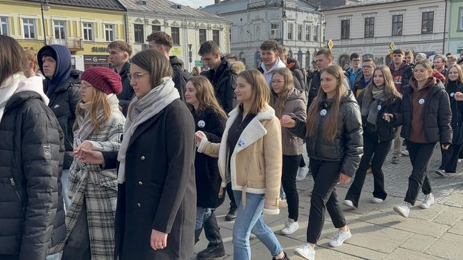 Maturzyści z Nowego Sącza zatańczyli poloneza na Rynku 