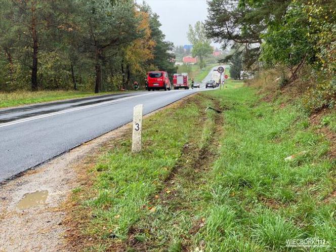 Groźny wypadek w Więcborku! Samochód wypadł z drogi i zatrzymał się na drzewie!