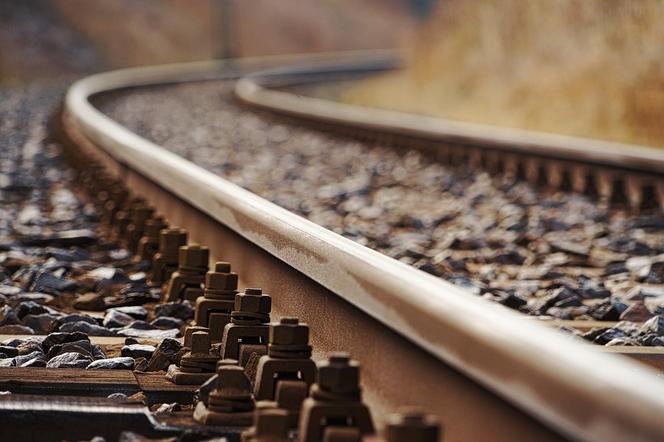 Horror na Podlasiu! Dwie osoby zginęły pod kołami pociągu. Auto wjechało na tory