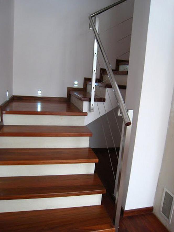 Wykończenie schodów żelbetowych w połączeniu ze stalową balustradą