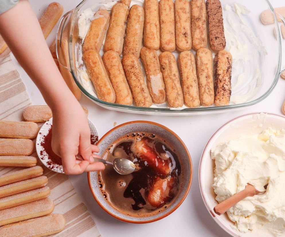 Klasyczne włoskie tiramisu – kremowy deser, który zachwyca! Oto prosty przepis na kultowy smak Italii